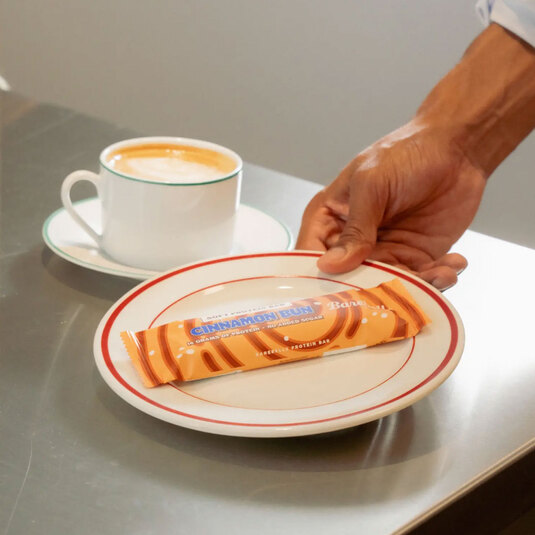 BAREBELLS Softbar Cinnamon Bun auf Teller