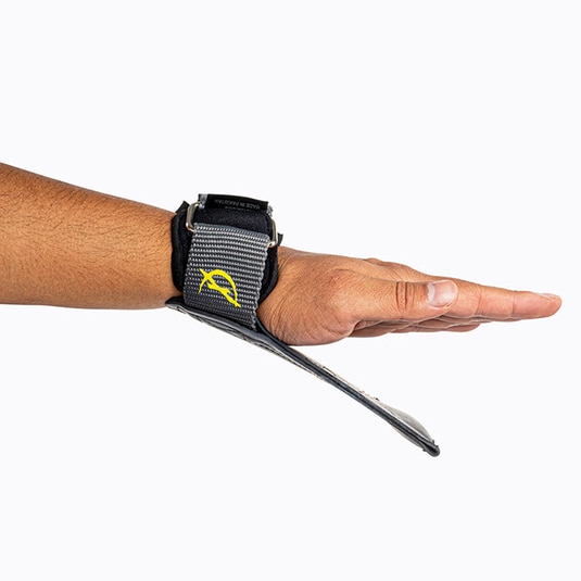 Climaqx Ultra-Grips anthrazit angelegt am Handgelenk