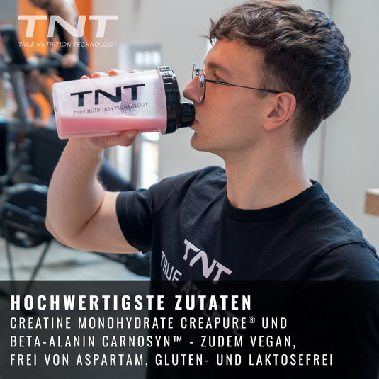Sportler Trinkt TNT Basic Four Trainingsbooster im Fitnessstudio